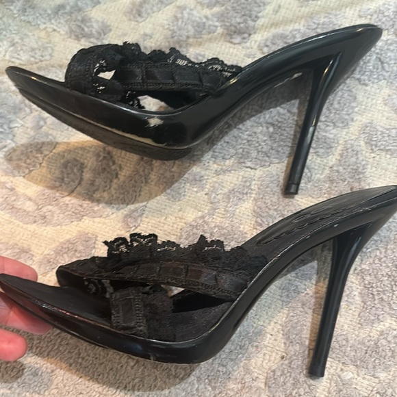 Black heels with ruffles in good shape - Picture 4 of 4